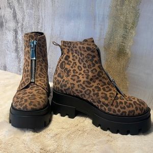 BG Chunky Leopard print ankle boots, with front zipper (size 6.5) 🎁♥️